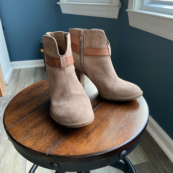 Francesca’s Cadence Tan and Brown Booties- Size 7 - Picture 2 of 11